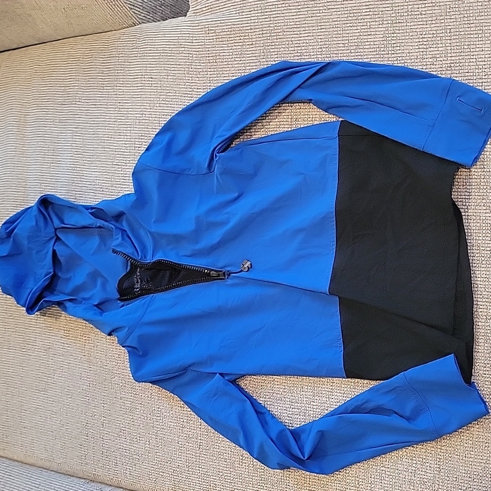 Boys 1/4 Zip Jacket. SIZE M